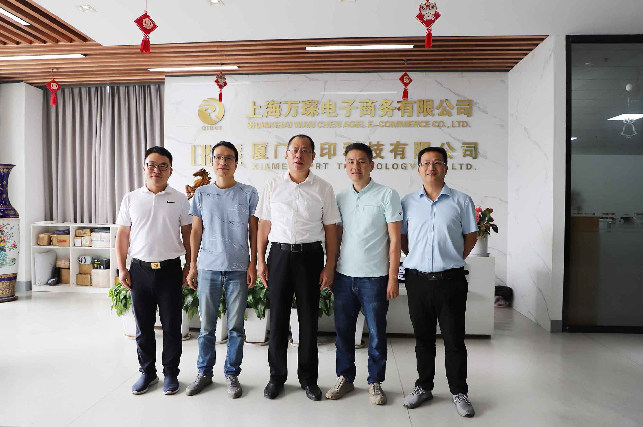 Zhang Yigong, vice-secretário do Comitê Municipal do Partido de Xiamen, foi apresentado à pesquisa de tecnologia IPRT